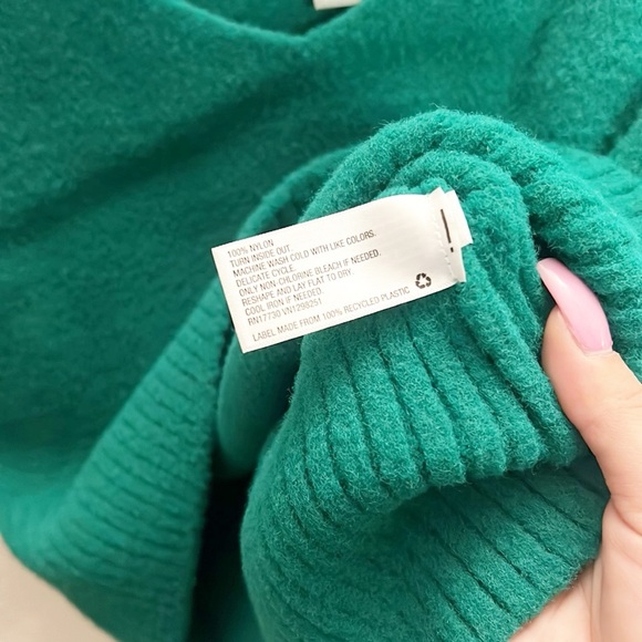 A New Day Green V Neck 100% Nylon Sweater Crop Tank Top - Picture 5 of 8